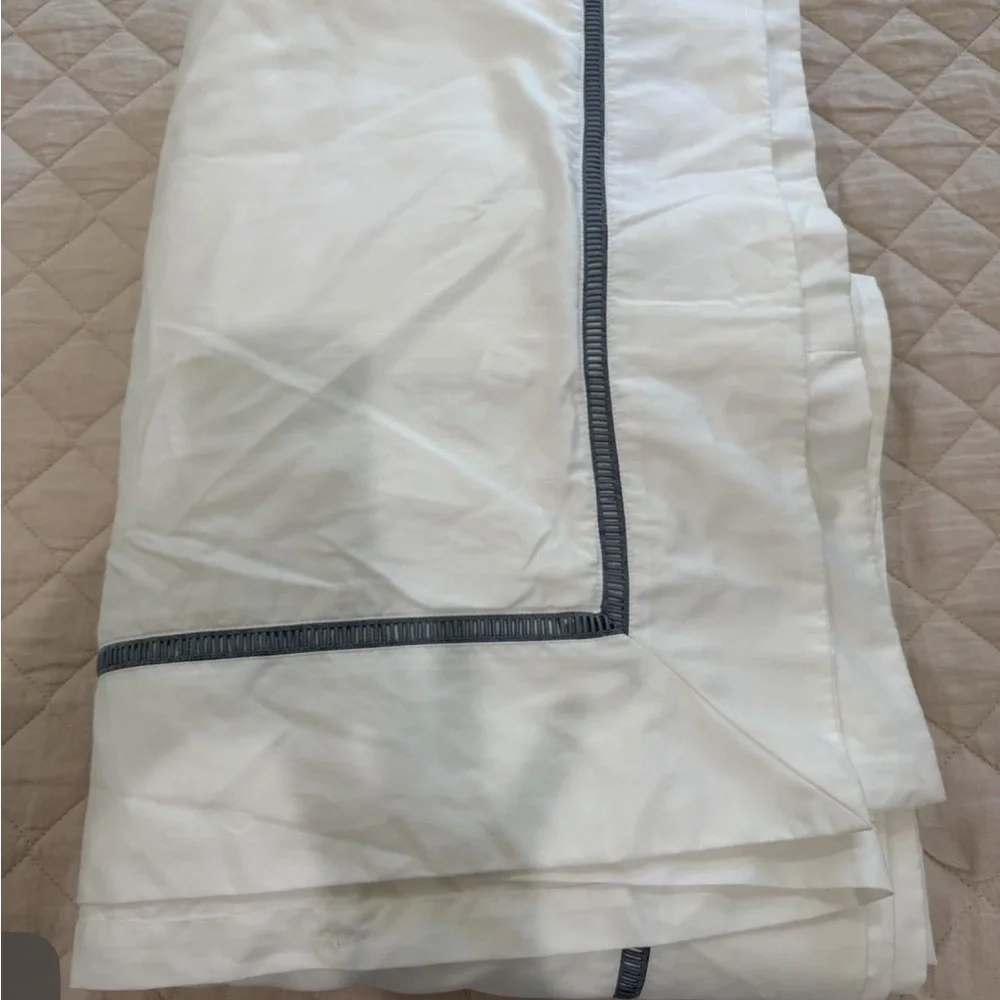 Garnet Hill King Embroidered Wrinkle Resistant Sateen Duvet Cover White Blue